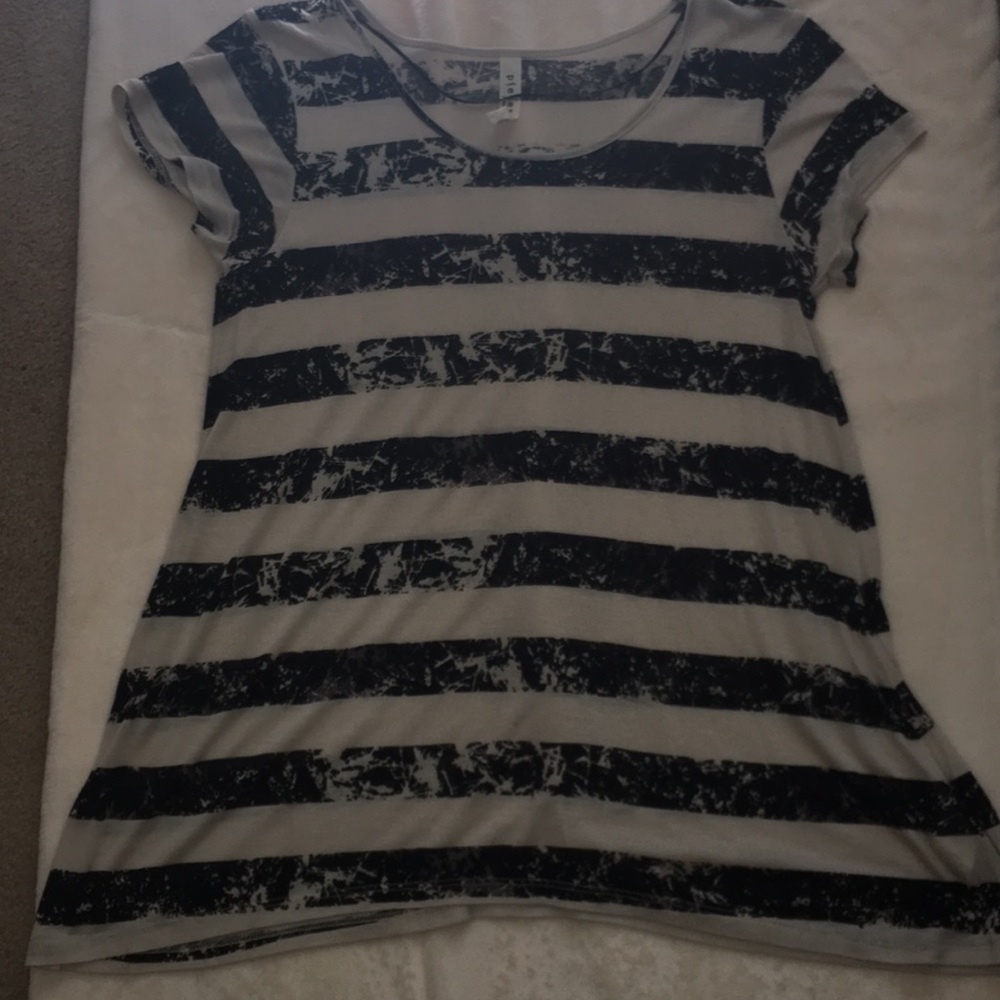 Short sleeved top